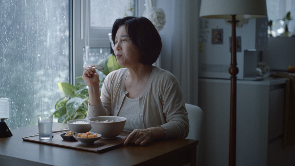 창가에서 한반을 먹는 모습